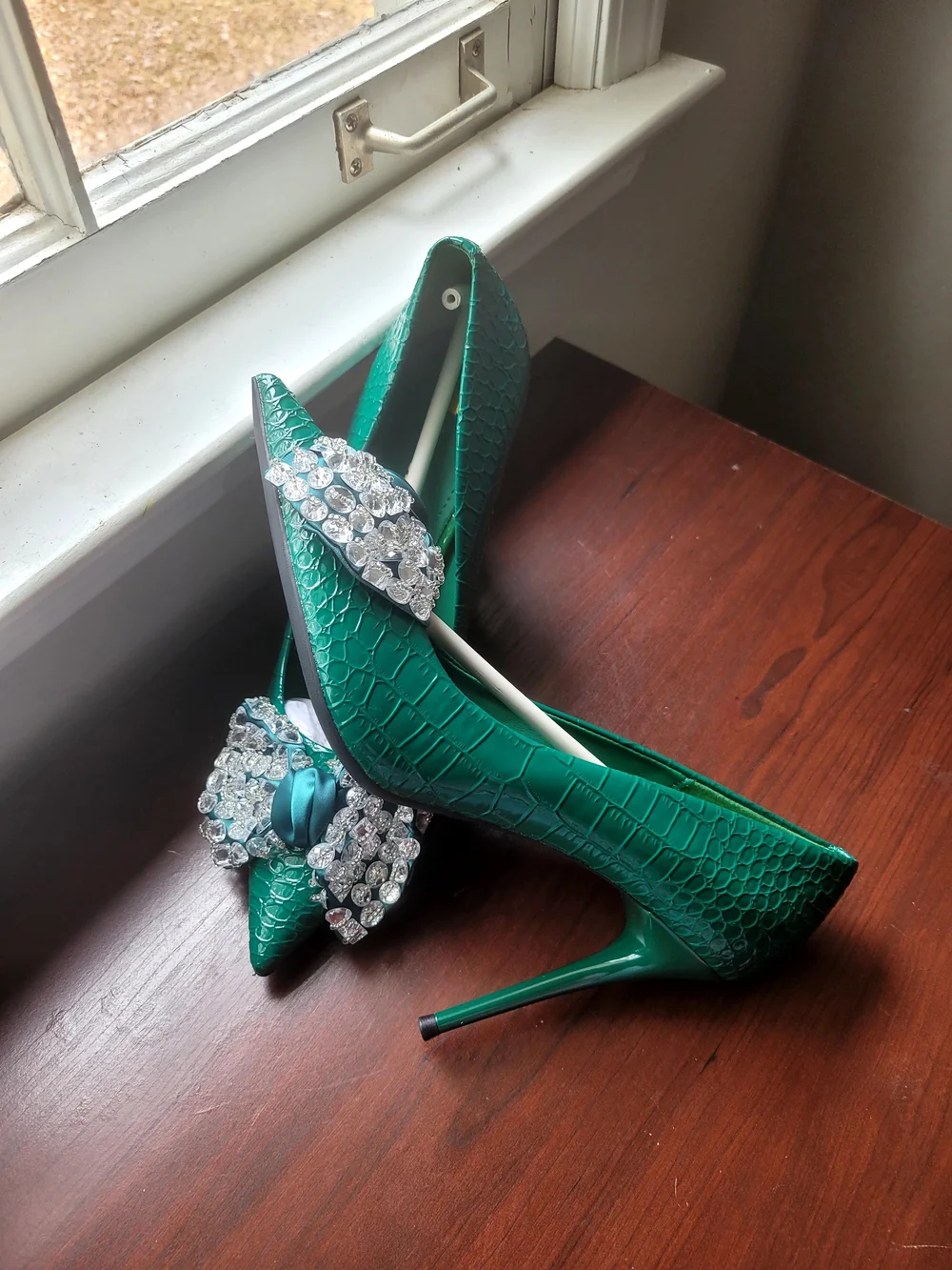 Bigtree Emerald Green Pointed Heels with Crystal Bow Accent